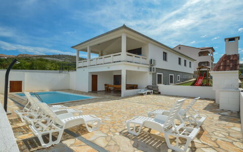 Velebit: Nuage, Ciel, Bâtiment, Propriété, Bleu Azur, Piscine, Maison, Design Intérieur, Lot Terre, Condominium