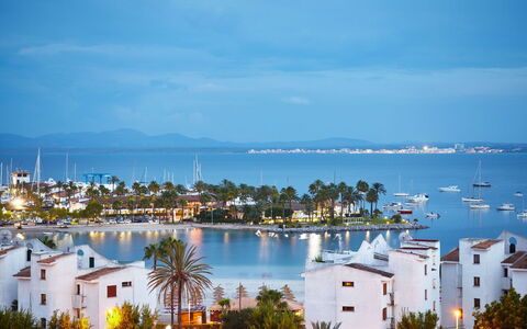 Voramar: L'Eau, Ciel, Jour, Bleu Azur, Bâtiment, Cotiers Et Relief Océaniques, Plan D'Eau, Paysage, Plage, Paysage Naturel