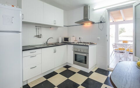 Voramar 2: Propriété, Pièce, Cuisine, Meubles, Sol, Cabinetry, Cuisinière, Design Intérieur, Bâtiment, Jaune
