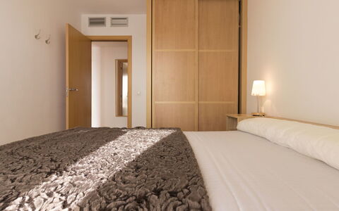 Cambrils 403: Chambre, Lit, Pièce, Meubles, Propriété, Drap De Lit, Cadre De Lit, Literie, Design Intérieur, Mur