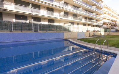 Cambrils 403: Bâtiment, L'Eau, Ciel, Fenêtre, Piscine, Plante, Ombre, Design Urbain, Maison, Rectangle