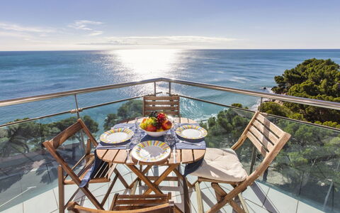 Miami Platja 496: L'Eau, Table, Ciel, Meubles, Nuage, Propriété, Chaise, Bleu Azur, Mobilier De Jardin, Bois