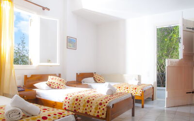 Medusa Triple 3.3: Pièce, Meubles, Chambre, Lit, Propriété, Design Intérieur, Drap De Lit, Orange, Cadre De Lit, Jaune