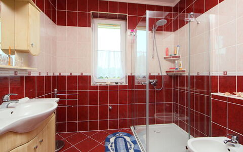 Paola: Robinet, Luminaire Plomberie, Lavabo, Évier, Violet, Salle De Bains, Miroir, Éclairage, Cabinetry, Design Intérieur