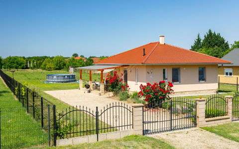 Paola: Ciel, Plante, Bâtiment, Fenêtre, Clôture, Maison, Lot Terre, Arbre, Ombre, Fleur
