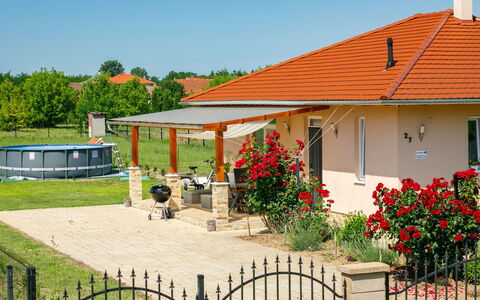 Paola: Plante, Fleur, Ciel, Propriété, Bâtiment, Fenêtre, Clôture, Maison, Architecture, Porte