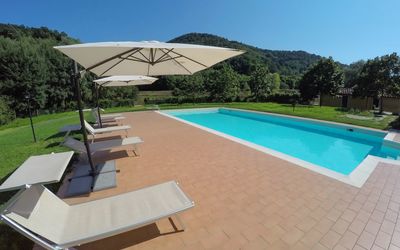 Casale 180: Piscine, Propriété, Balancelle, Maison, Immobilier, Loisir, Mobilier De Jardin, Bâtiment, Meubles, Ombre