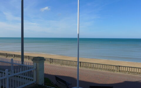 Cabourg Beach: L'Eau, Ciel, Nuage, Propriété, Bleu Azur, Ombre, Cotiers Et Relief Océaniques, Ligne, Horizon, Immobilier