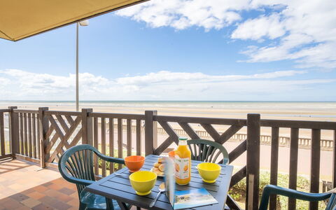 Cabourg Beach: Ciel, Nuage, Table, Meubles, Jour, Propriété, Chaise, Bleu Azur, La Nature, Bleu