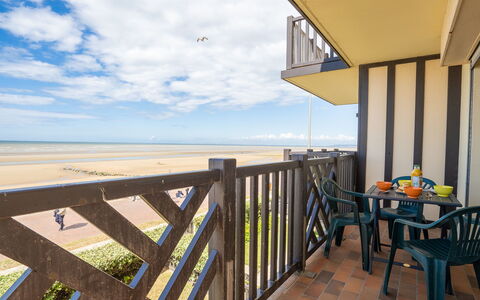 Cabourg Beach: Ciel, Nuage, Propriété, Table, Meubles, Bâtiment, Bleu Azur, Bois, L'Eau, Chaise