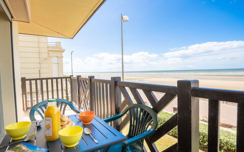 Cabourg Beach: Nuage, Ciel, Propriété, Meubles, Table, L'Eau, Bleu, Chaise, Bleu Azur, Bâtiment