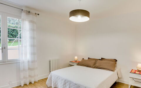 Eskualduna i: Chambre, Lit, Meubles, Pièce, Propriété, Blanc, Sol, Design Intérieur, Plafond, Cadre De Lit