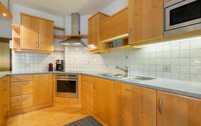 Georgiberg 50.1: Comptoir, Cabinetry, Meubles, Cuisine, Pièce, Propriété, Design Intérieur, Cuisinière, Jaune, Bâtiment