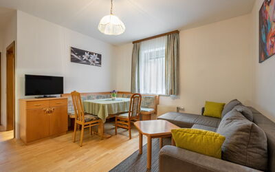 Kitzelberg 50.2: Pièce, Meubles, Propriété, Design Intérieur, Salon, Sol, Bâtiment, Jaune, Dur, Maison