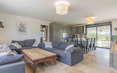 L'Oliveraie: Meubles, Table, Canapé, Propriété, Bâtiment, Confort, Bois, Design Intérieur, Salon, Sol