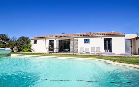 L'Oliveraie: L'Eau, Ciel, Plante, Bâtiment, Bleu Azur, Piscine, Ombre, Porte, Maison, Fenêtre
