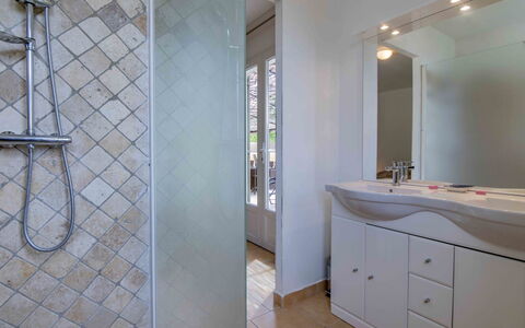L' Amandier: Miroir, Armoire De Toilette, Robinet, Cabinetry, Luminaire Plomberie, Évier, Salle De Bains, Bâtiment, Bois