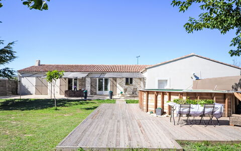 L' Amandier: Ciel, Propriété, Plante, Bâtiment, Fenêtre, Lot Terre, Arbre, Maison, Porte, Herbe