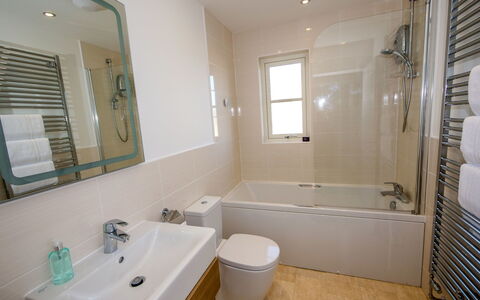 Devonvale Place: Miroir, Luminaire Plomberie, Baignoire, Robinet, Évier, Propriété, Salle De Bains, Bâtiment, Armoire De Toilette