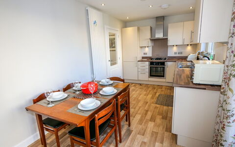 Devonvale Place: Meubles, Propriété, Cabinetry, Table, Comptoir, Bois, Chaise, Design Intérieur, Sol, Sol