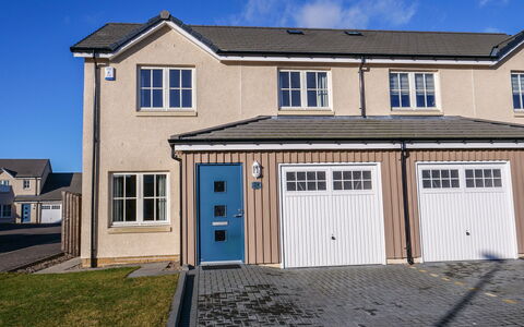 Devonvale Place: Ciel, Bâtiment, Fenêtre, Bleu, Porte, Bois, Nuage, Maison, Lot Terre