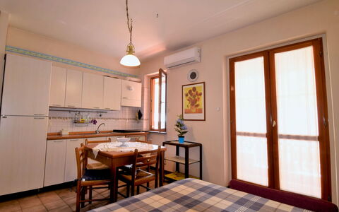 Gondar Studio: Table, Propriété, Meubles, Fenêtre, Chaise, Bois, Design Intérieur, Plante D'Appartement, Ombre