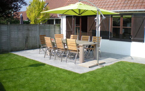 De Haan 220: Propriété, Herbe, Arrière-Cour, Patio, Pelouse, Cour, Gazon Artificiel, Maison, Toit, Canopée