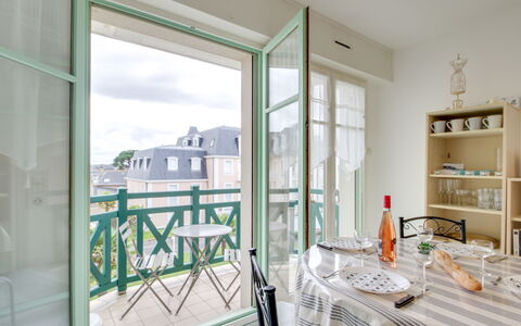 Dinard 188: Bâtiment, Fenêtre, Étagère, Table, Porte, Sol, Ombre, Maison, Salon, Ciel