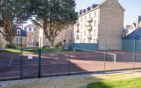 Dinard 188: Bâtiment, Ciel, Propriété, Fenêtre, Plante, Surface De La Route, Maison, Clôture, Arbre, Lot Terre