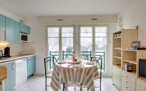 Dinard 188: Propriété, Cabinetry, Comptoir, Meubles, Table, Fenêtre, Chaise, Design Intérieur, Bois, Cuisine