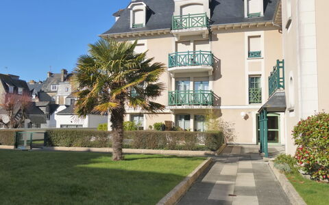 Dinard 188: Plante, Bâtiment, Ciel, Fenêtre, Design Urbain, Arbre, Condominium, Arecales, Façade, Zone Résidentielle