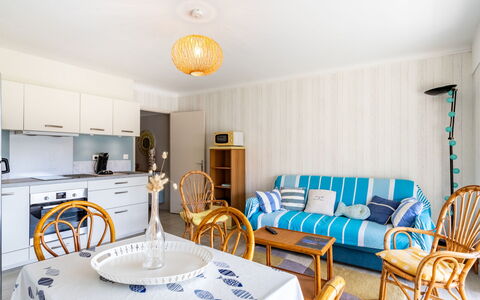 Le Marbello: Table, Propriété, Meubles, Chaise, Décoration, Bleu Azur, Textile, Design Intérieur, Sol, Sol