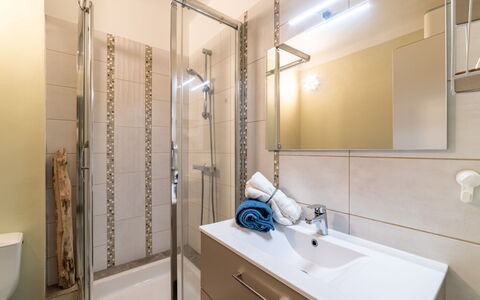 Le Marbello: Miroir, Luminaire Plomberie, Robinet, Évier, Armoire De Toilette, Salle De Bains, Tete De Douche, Lavabo, Éclairage