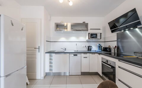 Cavalaire 355: Cabinetry, Comptoir, Évier, Cuisinière, Appareil De Cuisine, Électroménager, Cuisine, Design Intérieur, Sol, Bois