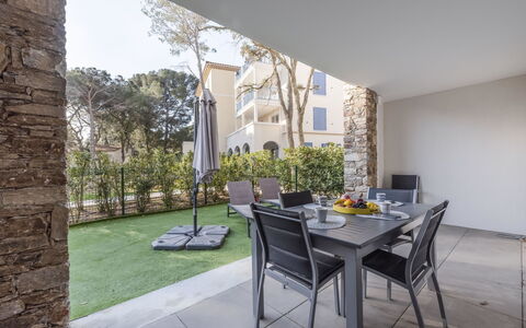 Cavalaire 355: Plante, Table, Meubles, Bâtiment, Chaise, Design Intérieur, Ombre, Arbre, Sol, Mur
