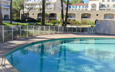 Cavalaire 355: L'Eau, Plante, Jour, Bâtiment, Propriété, Fenêtre, Piscine, Bleu Azur, Arbre, Ciel