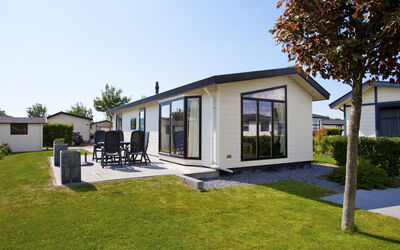 Recreatiepark de Woudhoeve 204.4: Maison, Propriété, Domicile, Bâtiment, Architecture, Immobilier, Herbe, Façade, Zone Résidentielle, Toit