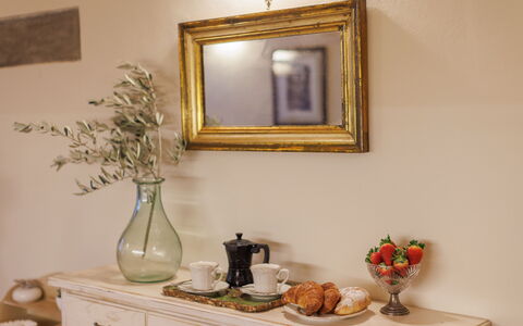Marlene House: Cadre, Meubles, Propriété, Aliments, Vaisselle, Plante, Design Intérieur, Vaisselle, Vase, Table