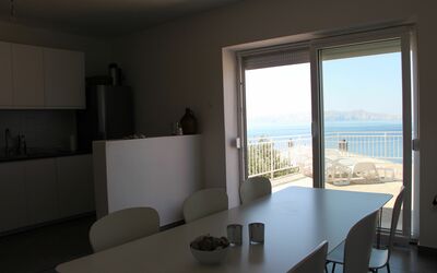 Villa Gustav - Lower Apartment: Propriété, Pièce, Design Intérieur, Maison, Bâtiment, Meubles, Immobilier, Architecture, Salon, Table