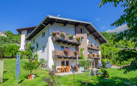 Pians 115: Ciel, Plante, Bâtiment, Arbre, Fenêtre, Lot Terre, Herbe, Maison, Design Urbain, Chalet
