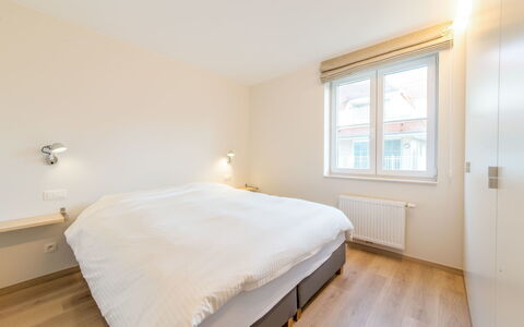 Wanderlust with Garage: Chambre, Lit, Meubles, Pièce, Propriété, Sol, Cadre De Lit, Drap De Lit, Design Intérieur, Literie