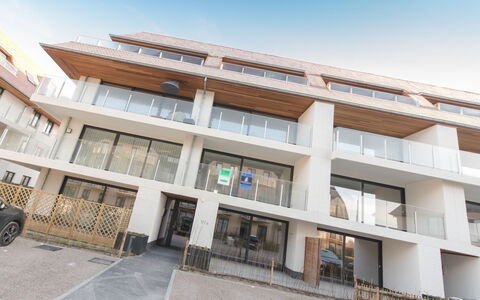 Wanderlust with Garage: Ciel, Bâtiment, Fenêtre, Design Urbain, Maison, Condominium, Façade, Bâtiment Commercial, Roue, Ville