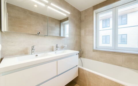 Wanderlust with Garage: Salle De Bains, Propriété, Pièce, Baignoire, Design Intérieur, Tuile, Sol, Architecture, Immobilier, Mur