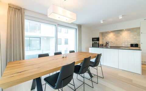 Wanderlust with Garage: Pièce, Propriété, Meubles, Design Intérieur, Bâtiment, Immobilier, Table, Dur, Jaune, Parquet