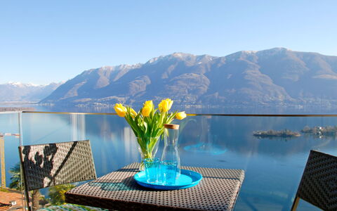 Cà dal Non: Bleu, Propriété, Ciel, Montagne, Table, Bleu Azur, Meubles, Jaune, Pièce, Vacances