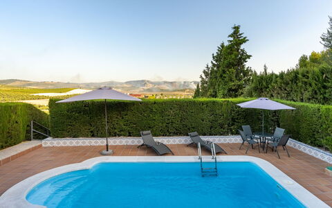 Villa San Vicente: L'Eau, Ciel, Propriété, Plante, Piscine, Vert, Ombre, Bleu Azur, Plan D'Eau, Architecture