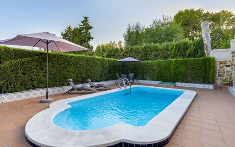 Villa San Vicente: L'Eau, Plante, Ciel, Propriété, Piscine, Bleu Azur, Arbre, Mobilier De Jardin, Ombre, Bâtiment