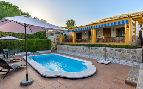 Villa San Vicente: L'Eau, Ciel, Plante, Propriété, Fenêtre, Piscine, Bleu Azur, Arbre, Architecture, Design Intérieur