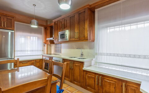 Villa San Vicente: Cabinetry, Propriété, Meubles, Bâtiment, Comptoir, Fenêtre, Table, Cuisine, Bois, Appareil De Cuisine