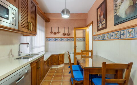Villa San Vicente: Cabinetry, Propriété, Meubles, Évier, Evier, Comptoir, Cadre, Bois, Chaise, Design Intérieur